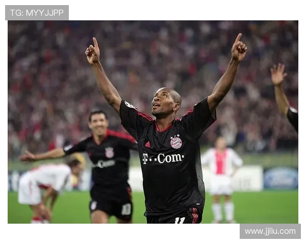 维尼修斯以双欧冠手势挑衅阿根廷球员引爆激烈赛场争议风波持续发酵