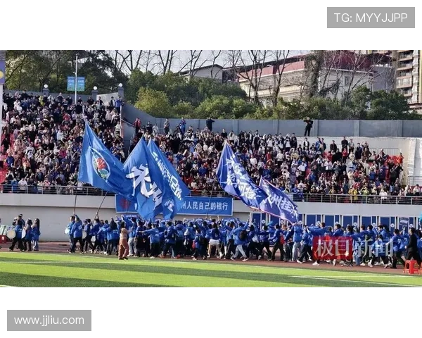 退役球员绕场击掌告别球迷全场沸腾掌声欢呼掀起热烈氛围 退役球员绕场击掌告别球迷全场沸腾掌声欢呼掀起热烈氛围