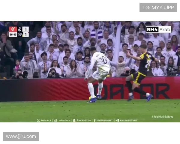 震撼现场姆巴佩极限救球神迹瞬间引爆全场观众激情热血沸腾狂欢